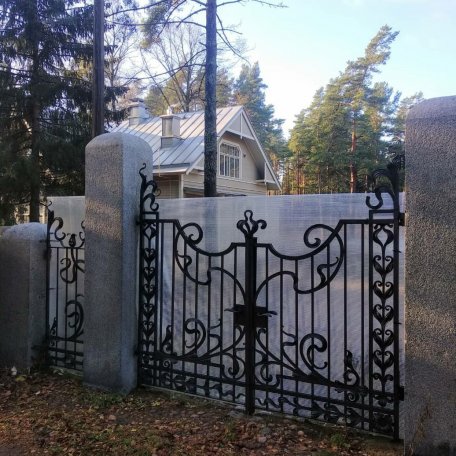 Отреставрированные кованые ворота на даче Рено, п. Комарово Тавр